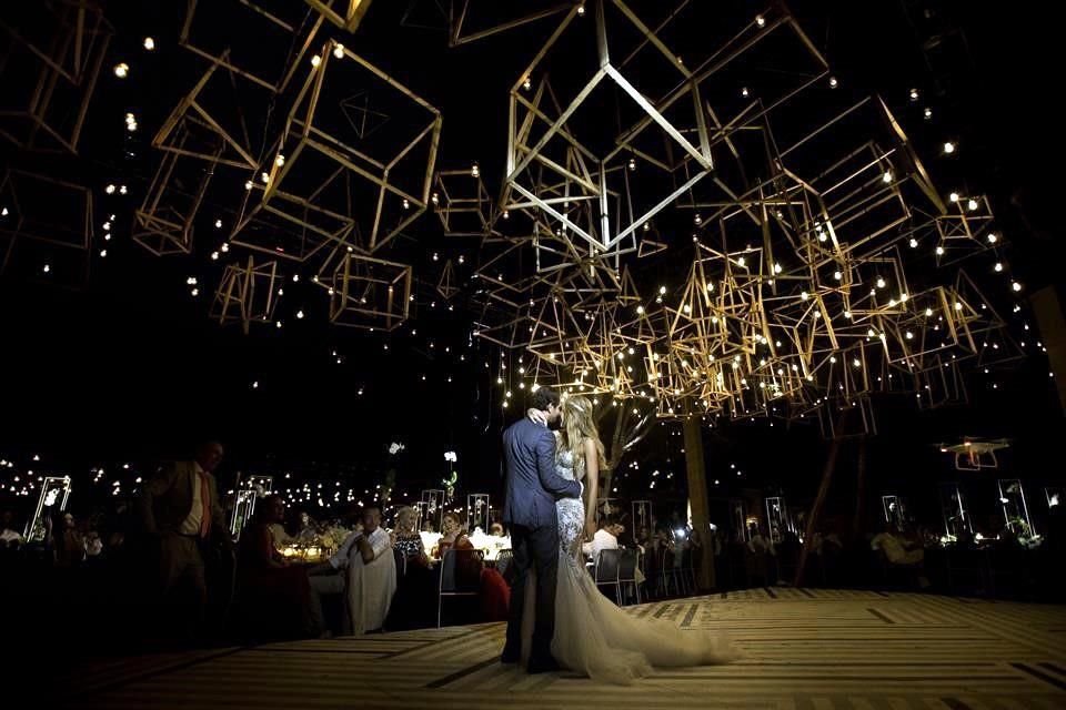 Siendo Bibiana diseñadora, el concepto visual de la boda fue creado por ella misma, en conjunto con Mauricio Rivera, por lo que el evento estuvo lleno de detalles y piezas únicas.