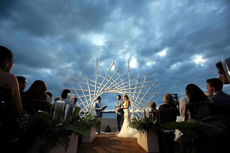 La ceremonia fue en playa Teopa, donde, después de las amenazas de lluvia previstas, el día los sorprendió con un hermoso atardecer, que para ellos fue el momento más significativo del fin de semana.