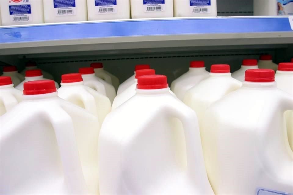 La propuesta busca que no se engañe al consumidor con la denominación de leche, dijo legislador.