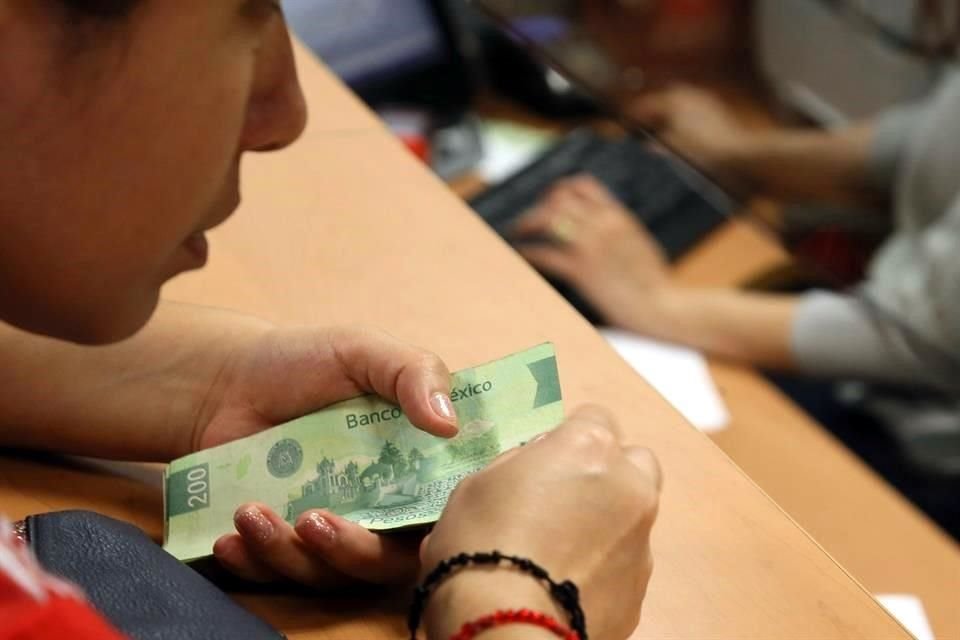 Imágenes temáticas de contribuyentes realizando el pago de impuestos en oficina recaudadora