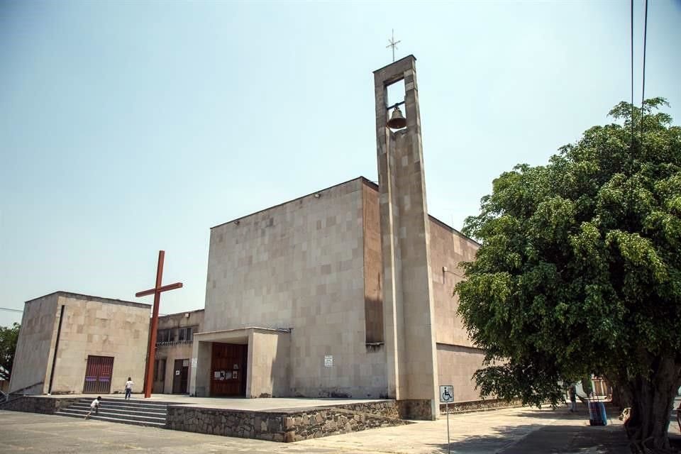 El ejemplo contemporáneo es el templo El Calvario (El Sol 2615, esquina La Cauda), diseñado por Luis Barragán.