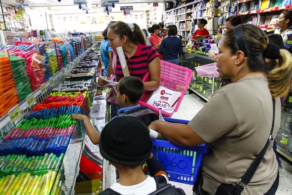 Cuadernos, colores y plumones incrementaron su precio.