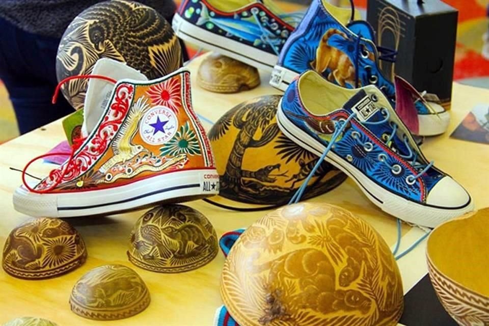 Decenas de tenis Converse serán intervenidos con pinceles y pintura por artistas oaxaqueños.