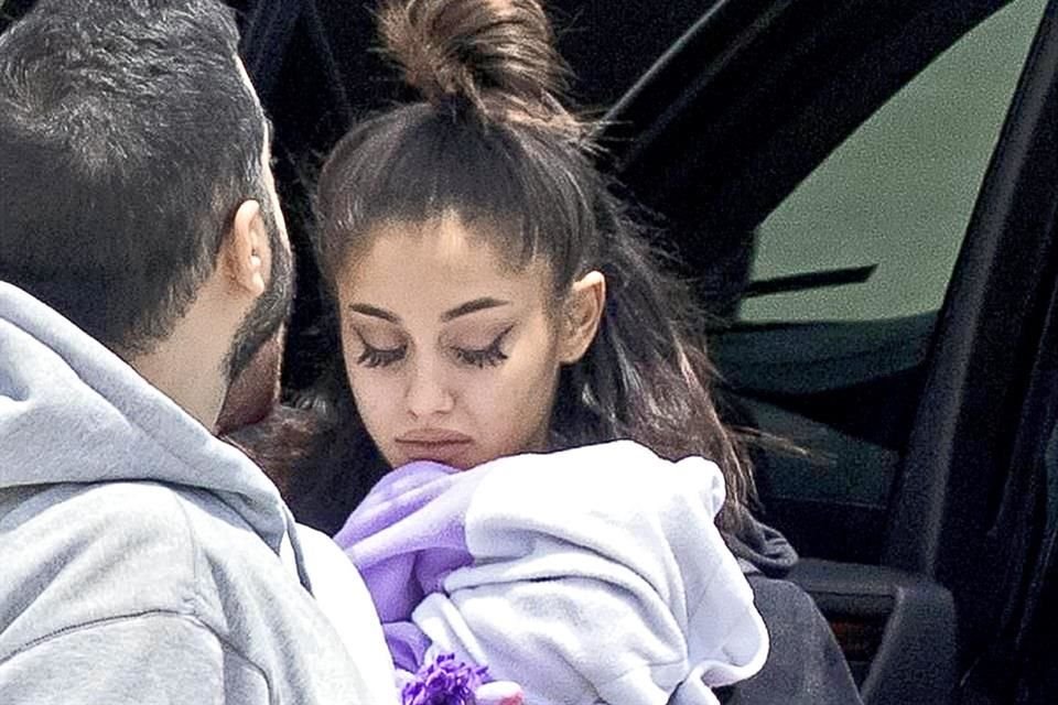 Ariana Grande llegó ayer martes a Florida, tras cancelar su gira europea.