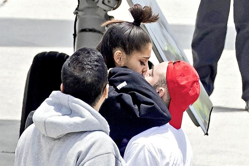 Su novio, el rapero Mac Miller, la recibió en el aeropuerto.