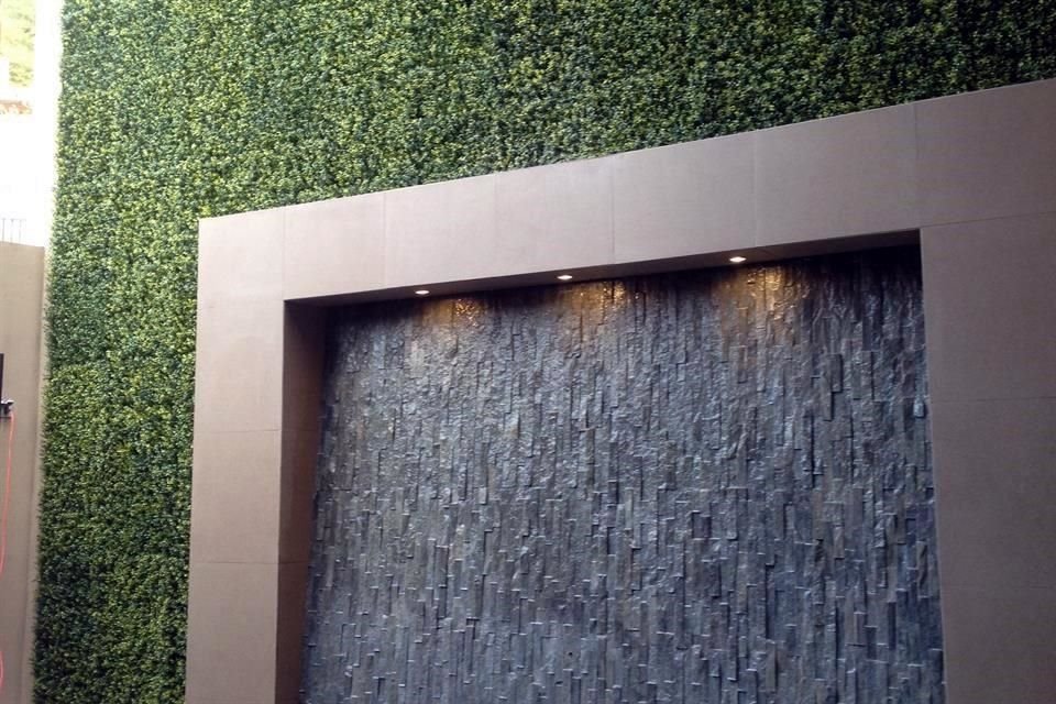 Un muro verde se puede combinar con distintos materiales como herrería y madera.