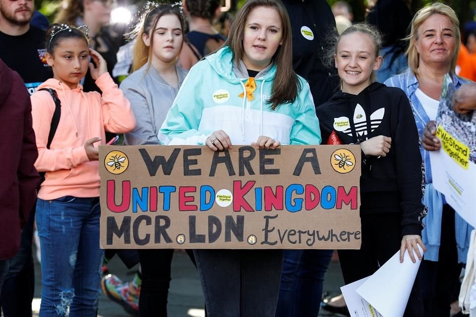 La gente mostró mensajes de unidad, no solo por el ataque del pasado 22 de mayo en Manchester, sino por el ocurrido este sábado en Londres.