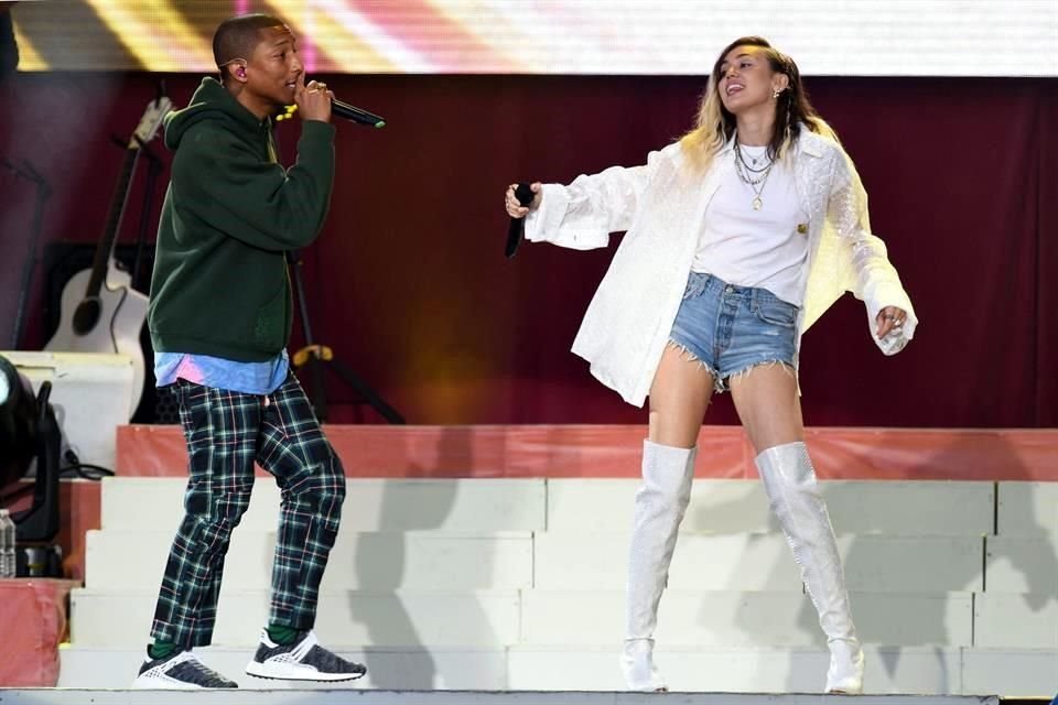 Pharrell Williams y Miley Cyrus hicieron a todos bailar con 'Happy'.