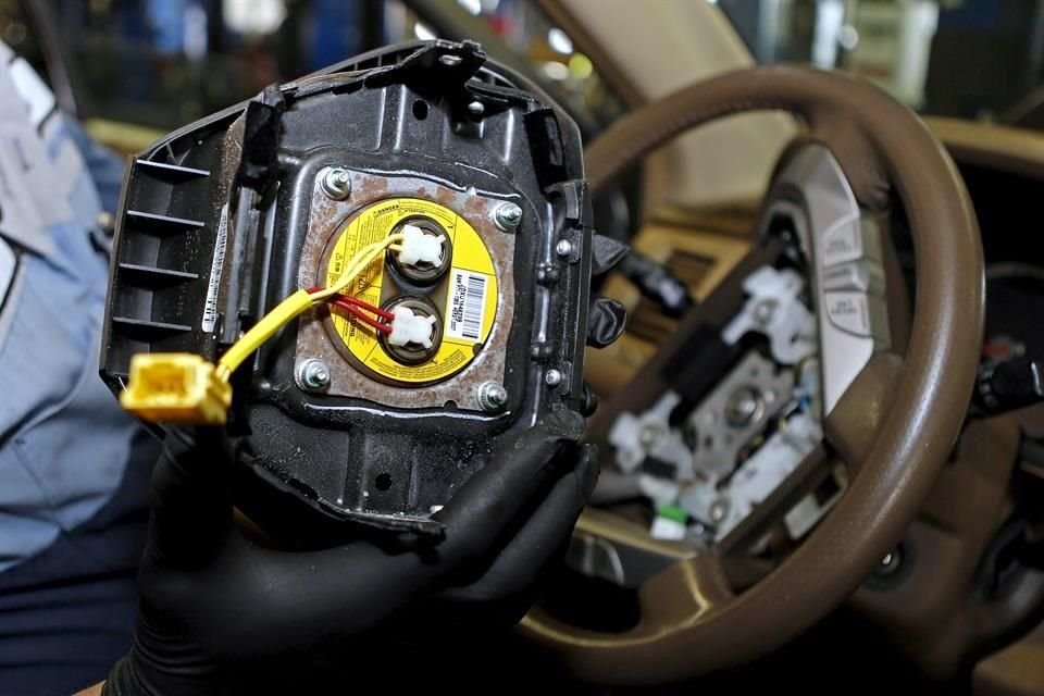 Los airbag defectuosos de Takata fueron producidos con un gas para inflar la bolsa de aire que puede provocar la explosión del contenedor en el que está almacenado en el momento en el que el airbag es activado.