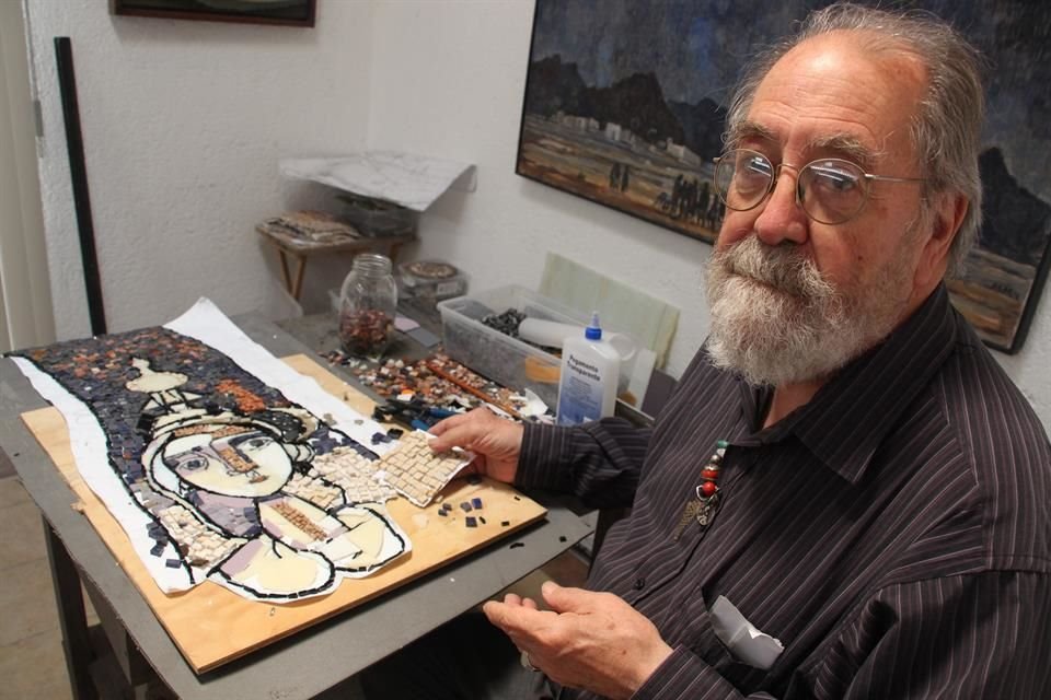El artista Gerardo Cantú prepara el mural con una técnica bizantina.
