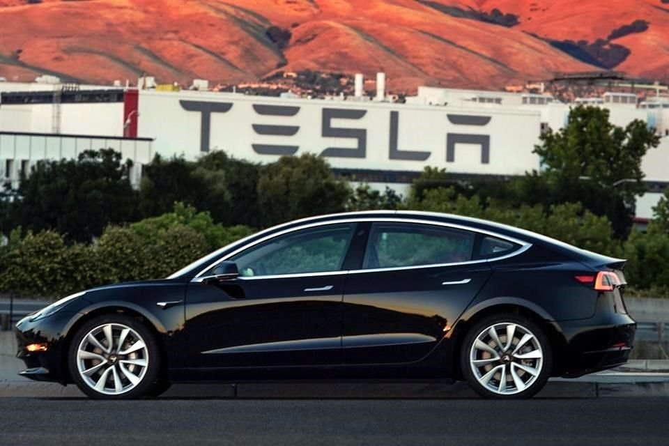 Model 3 es el vehículo más accesible de la compañía; es completamente eléctrico y tiene un precio base de 35 mil dólares.