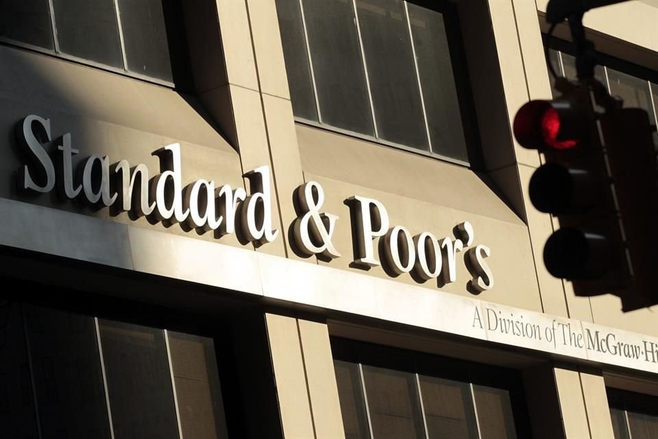 S&P dejó la calificación de largo plazo de la deuda soberana en 'CCC-', muy cerca del impago, y la de corto plazo en 'C'.