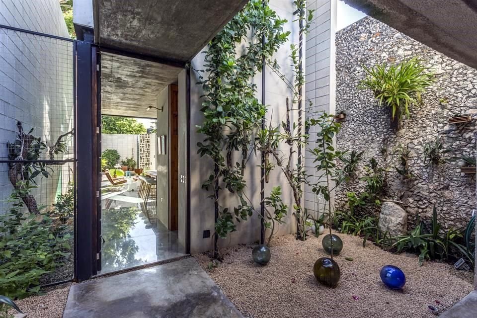 Agregar este material en la entrada de tu hogar permite crear un concepto de que en el interior se vive un ambiente natural.