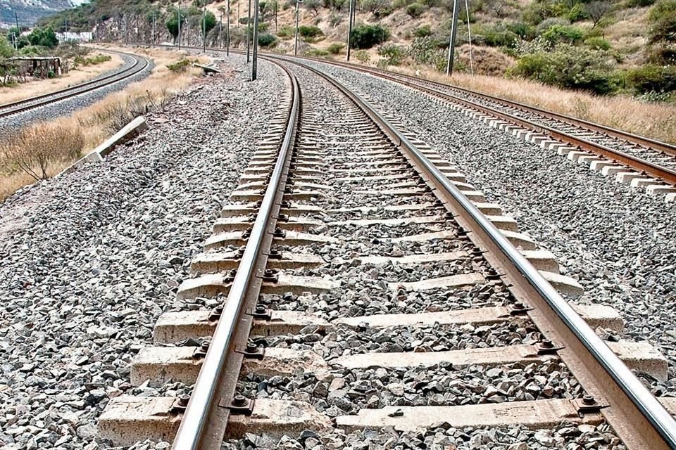 Frena Gobierno proyectos de trenes por falta de recursos.