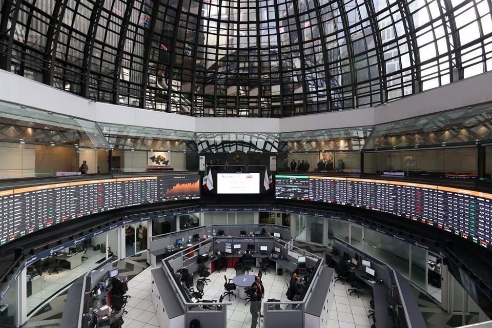 Las acciones de Cemex bajaron 3.62 por ciento, las de América Móvil 1.27 por ciento y Televisa 2.55 por ciento.