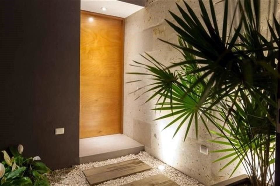 Integra plantas y diferentes texturas para crear un efecto diferente en la entrada de tu hogar.
