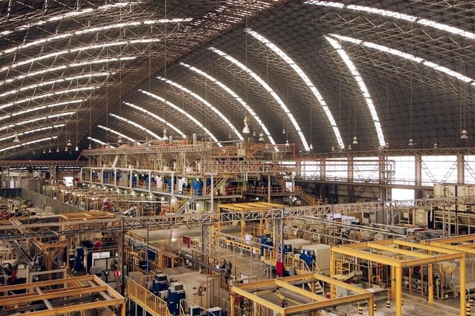 Vista interior de planta de Nemak en García.