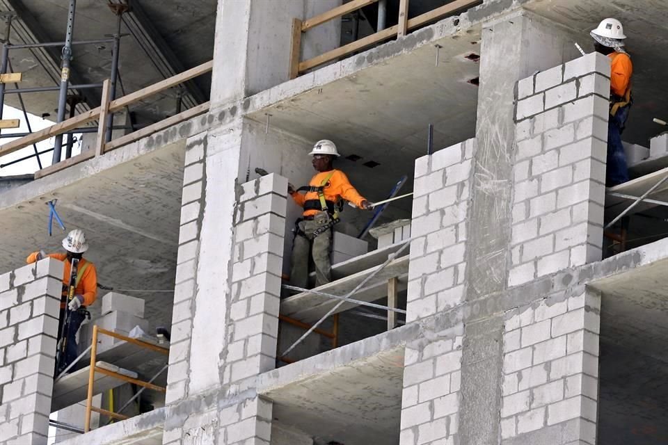 El sector de la construcción es uno de los sectores que presenta mayor contracción en la actividad.