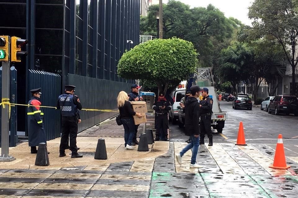 Empleados del edificio central de la PGR, en Reforma 211, sacaron ayer cajas del inmueble.