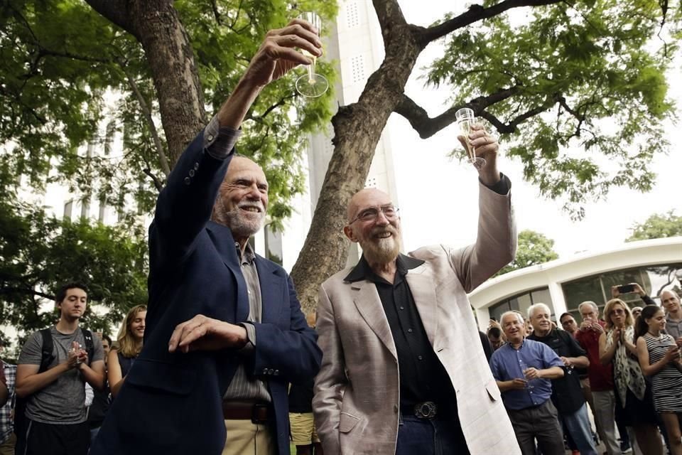 Barry Barish y Kip Thorne, ambos del Caltech, brindaron para celebrar el haber obtenido el Premio Nobel de Física 2017, aunque Barish mencionó su preocupación por el 'Gobierno anticientífico' de Trump.