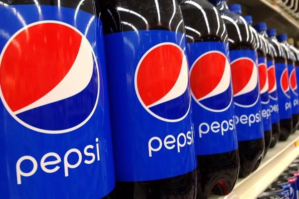 PepsiCo se muestra reacia a poner fin a sus operaciones en Rusia porque la gente allí depende de la empresa para trabajar y para los artículos básicos diarios, como la leche y la fórmula para bebés, dijeron fuentes a The Wall Street Journal.