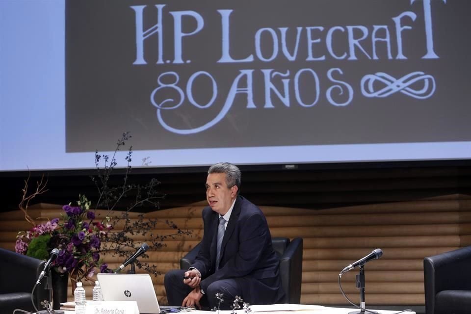 Roberto Coria recordó que Jorge Luis Borges menciona a H. P. Lovecraft en el epílogo de 'El libro de arena', llamándolo un parodista involuntario de Poe.