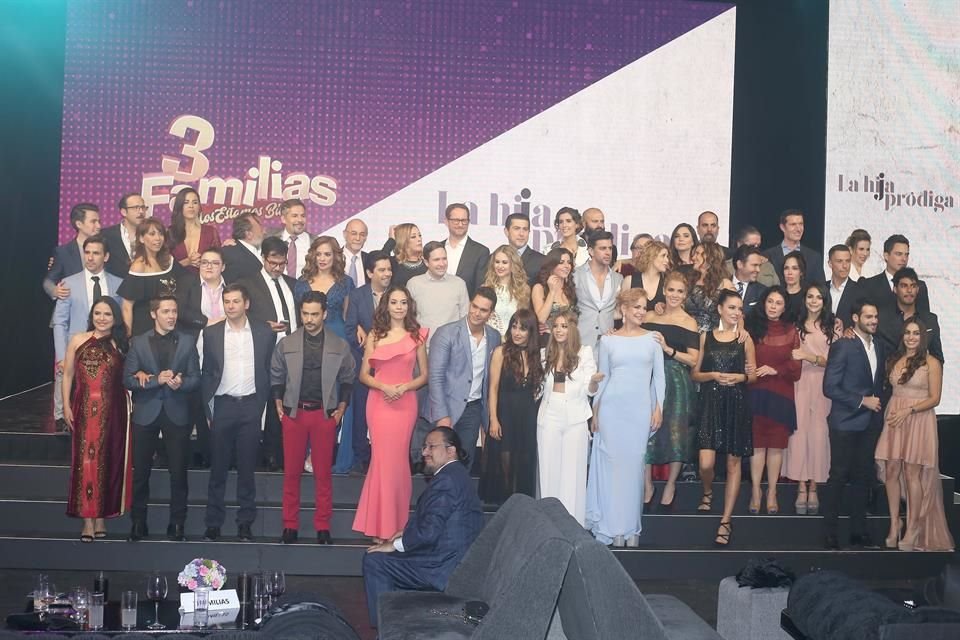 Los actores se reunieron para ver el primer capítulo de cada serie.