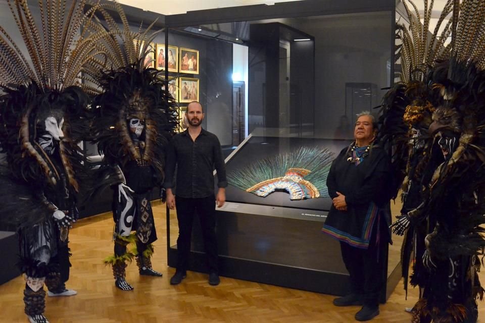 El músico y productor mexicano Alyosha Barreiro (izq) junto a los integrantes de grupo de danza de inspiración prehispánica Nok Niuk  se presentaron en la inauguración del Weltmuseum de Viena.