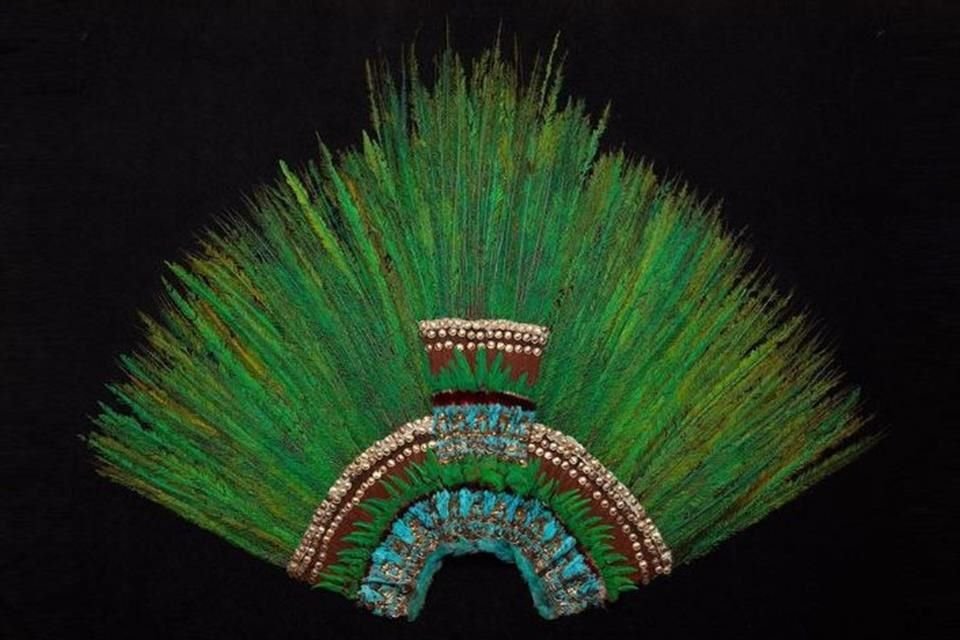 El Penacho es un tocado compuesto por plumas verdes de quetzal, rojas del pájaro espátula y otras de color café, turquesas y azules claras de aves no identificadas.