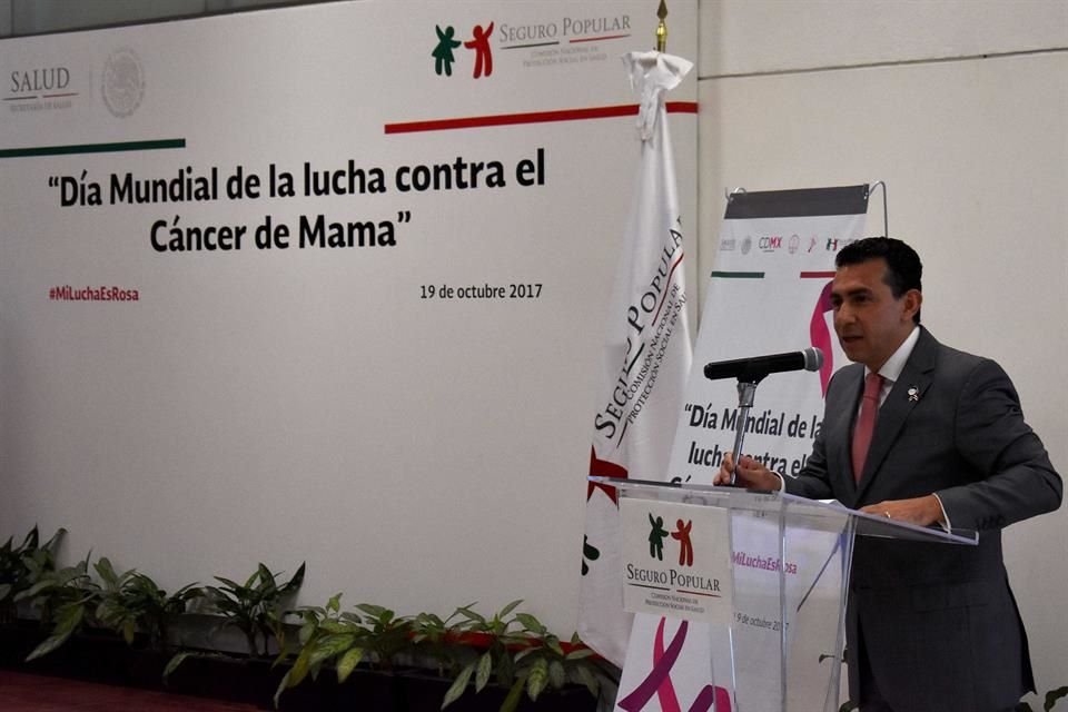 El comisionado nacional del Seguro Popular, Antonio Chemor, explicó que la obesidad o antecedentes de cáncer en la familia son algunos de  los factores de riesgo para desarrollar cáncer de mama.