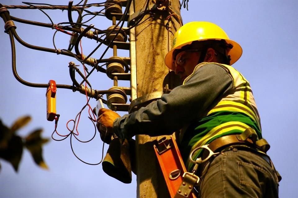 Los postes de CFE podrán ser usados para mejorar la cobertura de los  servicios de telecomunicaciones en México