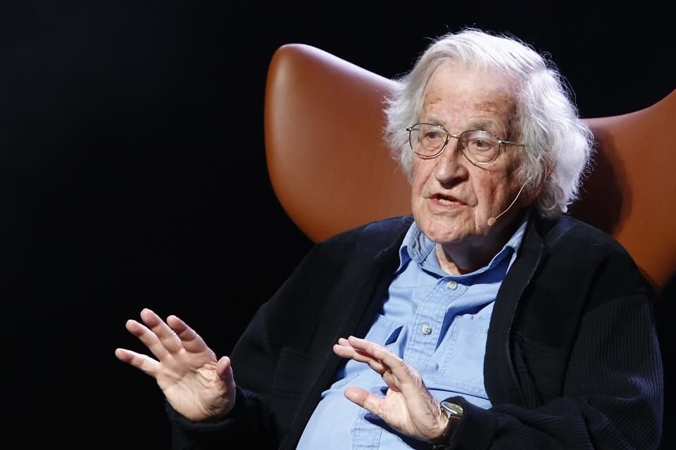 Chomsky advirtió el riesgo inminente a una pandemia porque 'estamos en el vértice de catástrofes posibles y no lo estamos tomando en serio'.