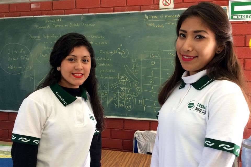 Daniela de León (izq.) y Ángela Hernández estudian química industrial en el Conalep Humberto Lobo, en Santa Catarina.