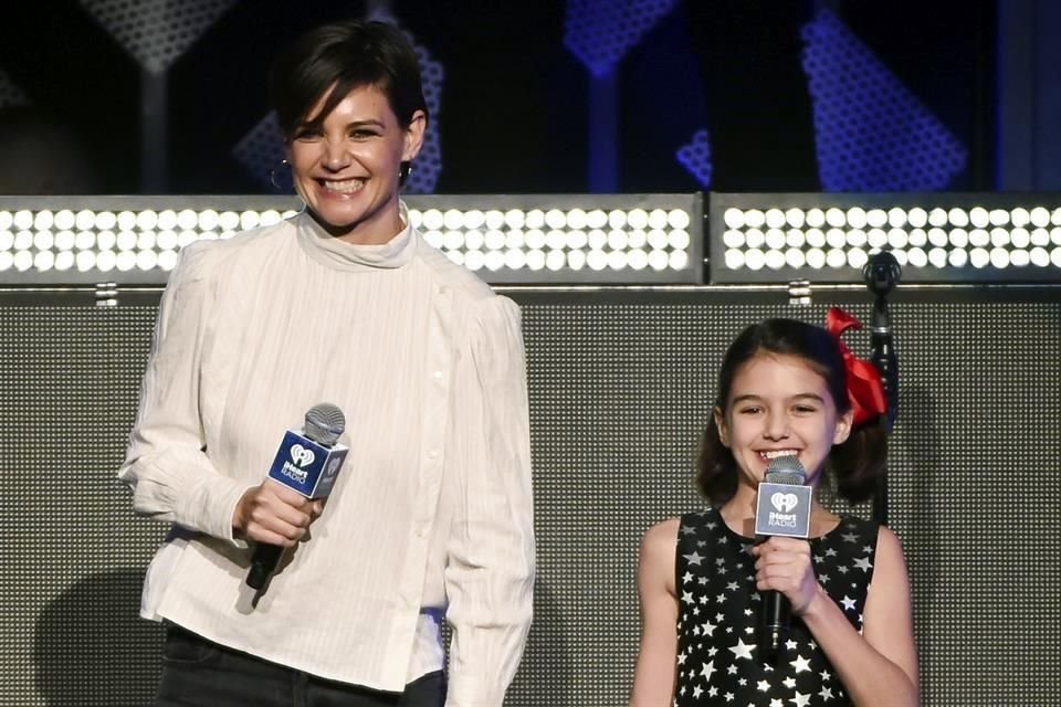 Katie Holmes sorprendió al presentar junto a su hija de 11 años, Suri Cruise, a Taylor Swift este viernes en el concierto Jingle Ball.