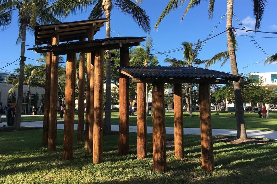 La instalación de Abraham Cruzvillegas, hecha a petición del curador Philipp Kaiser, lució en el Collins Park, frente al Museo de Arte Bass en Miami.