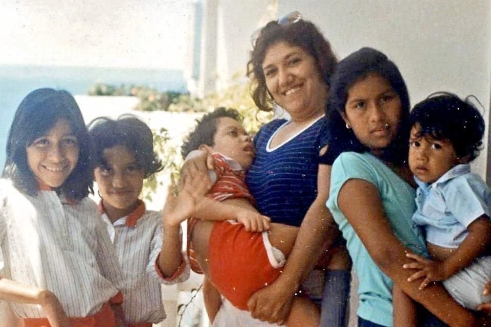 Sandy, Claudia, Gloria con Gilberto, Paty y Sergio durante un viaje a Acapulco, unos días antes del temblor del 19 de septiembre de 1985.