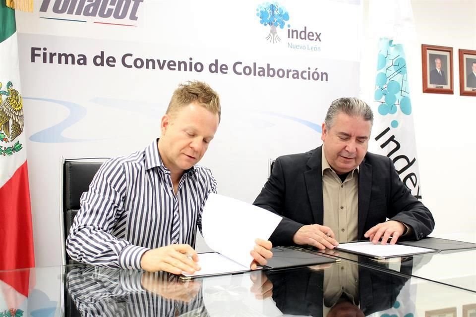 Francisco Salazar (izq.), delegado del Infonacot en Nuevo León, y Ricardo Cantú, presidente de Index, durante la firma del convenio.