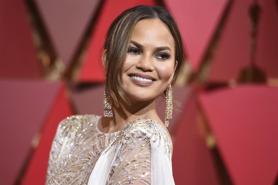 Teigen viajaba con su esposo, el cantautor John Legend, hacia Japón.