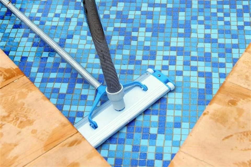 Durante la temporada de invierno se recomienda revisar el equipo de la piscina. Como son meses en los que no se utiliza, se puede aprovechar para darle mantenimiento, arreglar los azulejos o pintarla.