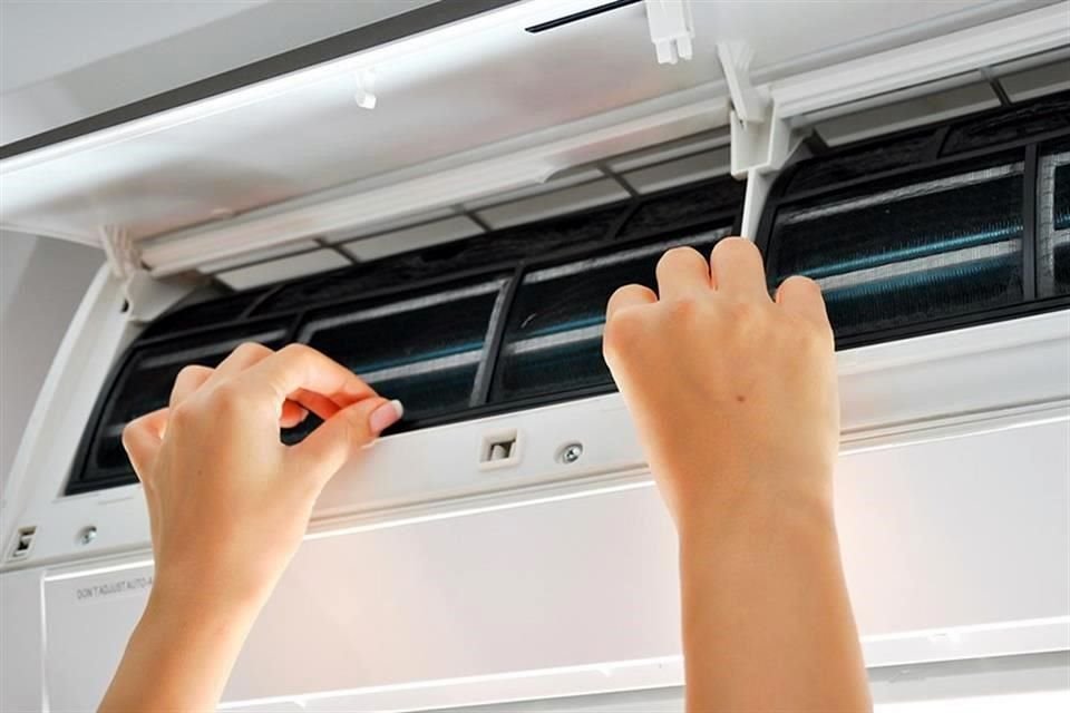 El mantenimiento al mini split se debe realizar dos veces al año. Este consiste en limpieza de serpentines, de turbina y de falsas conexiones eléctricas en tarjetas electrónicas.