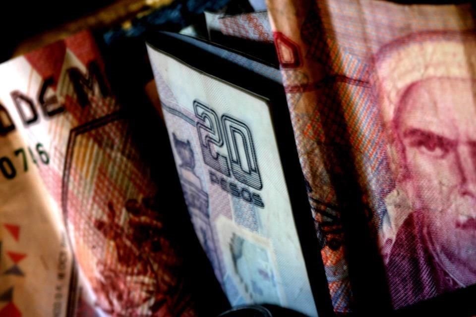 Si además de pagar intereses altos en tarjetas de crédito y prestamos personales, sólo se abona el pago mínimo mensual, la deuda se puede alagar por décadas.