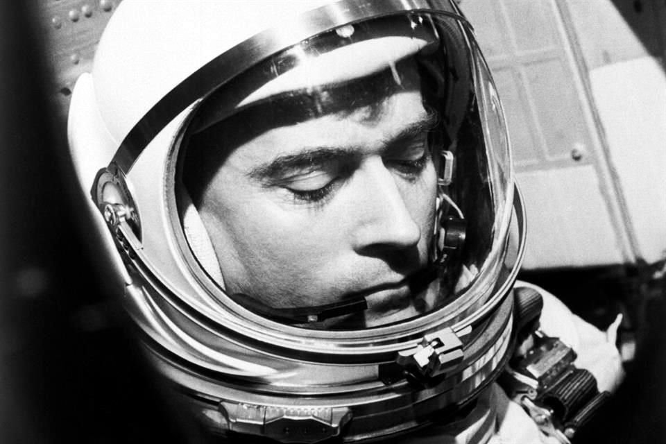 Young fue el único astronauta de la agencia que viajó al espacio con los programas Gémini, Apolo y de los transbordadores espaciales.