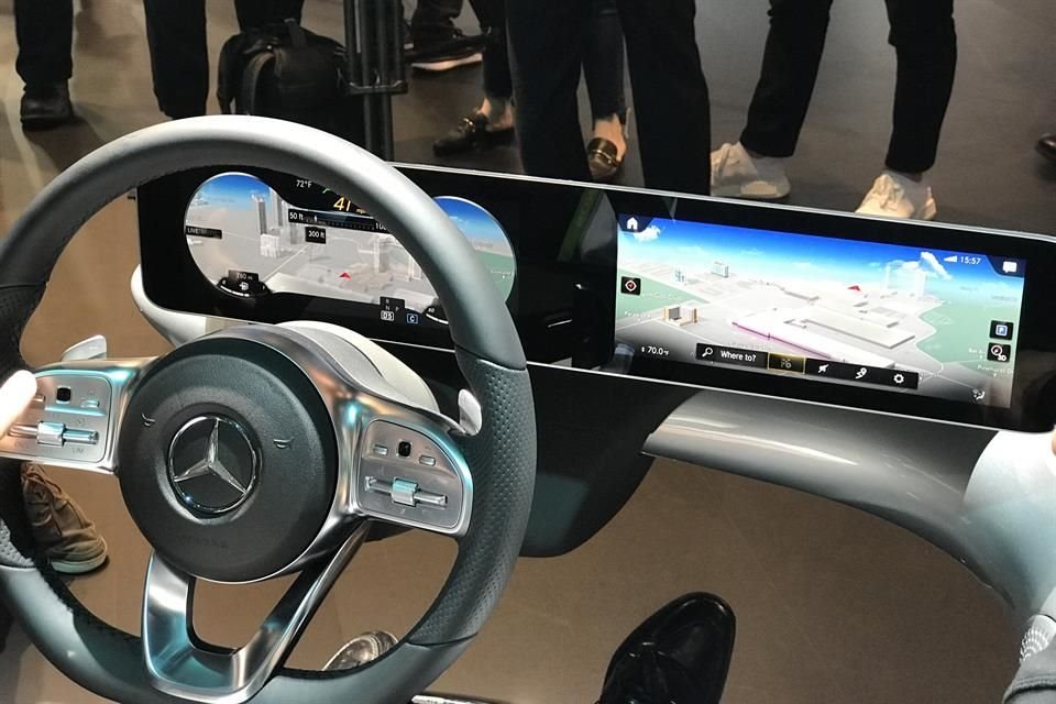 Este sistema se activa cuando el usuario dice 'Hey, Mercedes' y el reconocimiento de voz es avanzado.