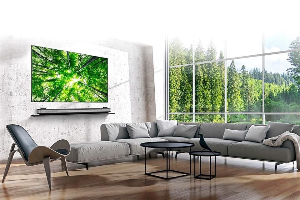 La LG OLED W8 Signature, integra Google Assistant en el televisor para hablar con él desde el control remoto y administrar tanto el entretenimiento como otros dispositivos del hogar.