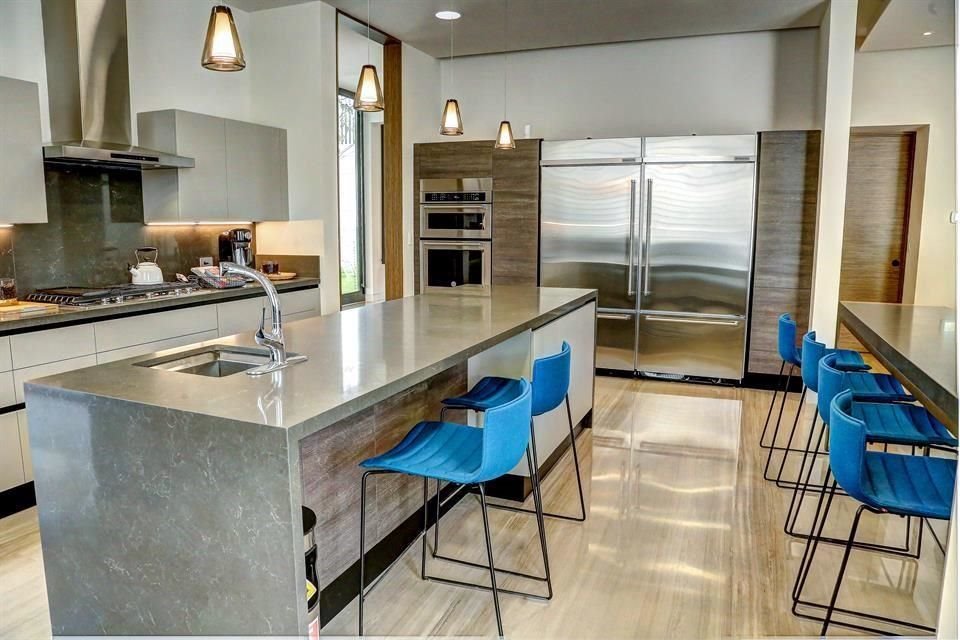 Si te quieres enfocar en darle otra cara a tu cocina, puedes renovar algunos muebles. Por ejemplo, poner una cubierta de granito puede costar, en promedio, 7 mil pesos por metro cuadrado.<br>