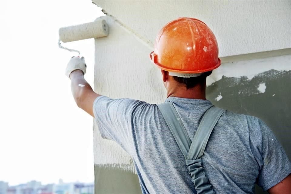 Pintar la fachada, por ejemplo, puede costar desde unos 25 pesos por metro cuadrado hasta cerca de 60, dependiendo de la altura y complejidad de la obra.<br>