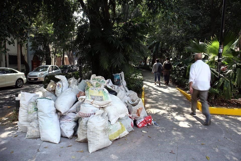 Varios tiraderos de cascajo  han sido amontonados en el circuito Ámsterdam y en torno al Parque México.