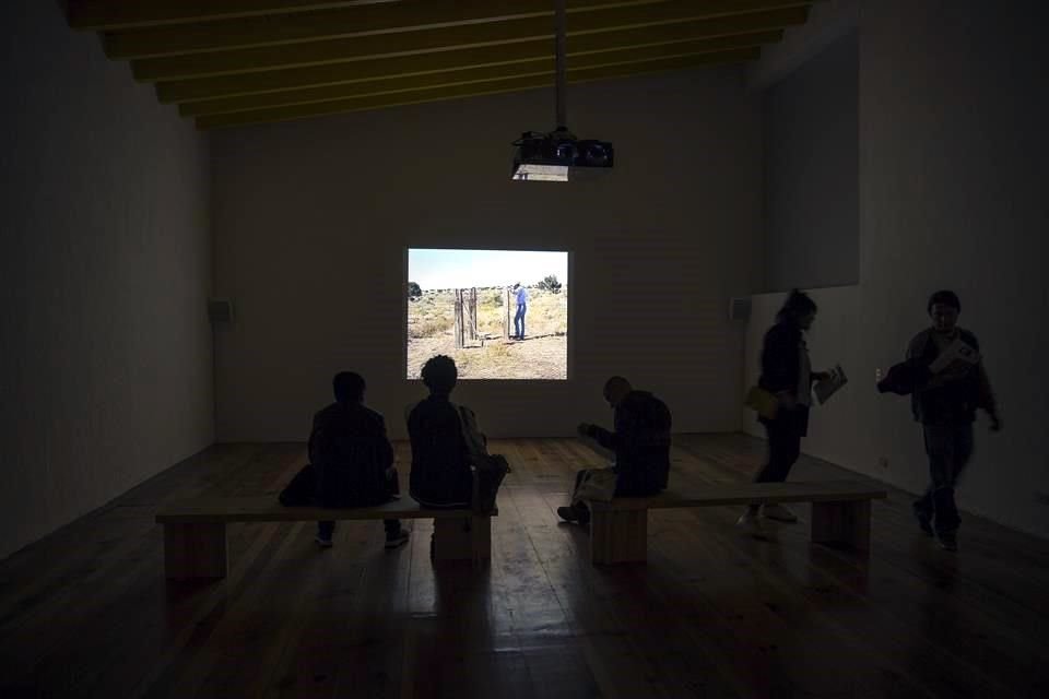 El equipo cuartorial escogió para la muestra cuatro videos de los primeros años de Bruce Nauman, cuando empezaba a experimentar con disciplinas y con su cuerpo.