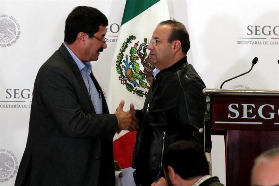 El Gobernador de Chihuahua, Javier Corral, y el titular de Gobernación, Alfonso Navarrete, en conferencia en la Segob.