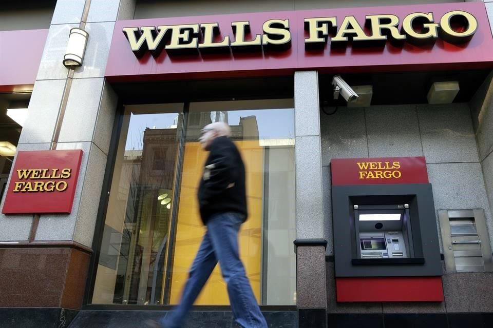 La Fed multó a Wells Fargo, congelando el crecimiento del banco hasta que mejore los controles internos.